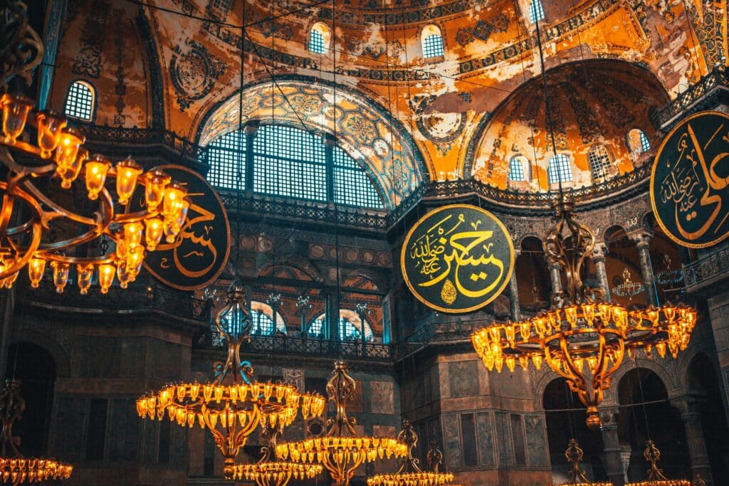 interior da mesquita de santa sofia que pode ser visitado com o seguro viagem Istambul