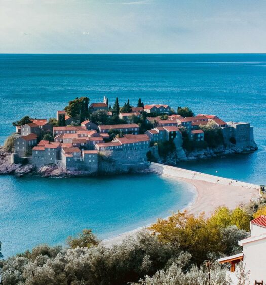 Vista da ilha Sveti Stefan, em Montenegro