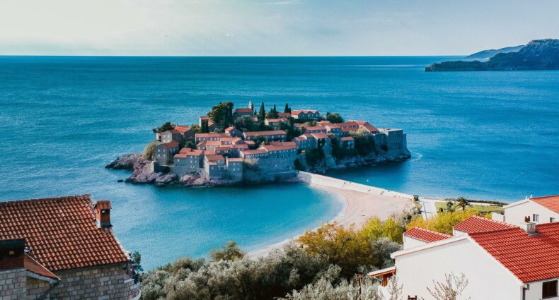 Vista da ilha Sveti Stefan, em Montenegro