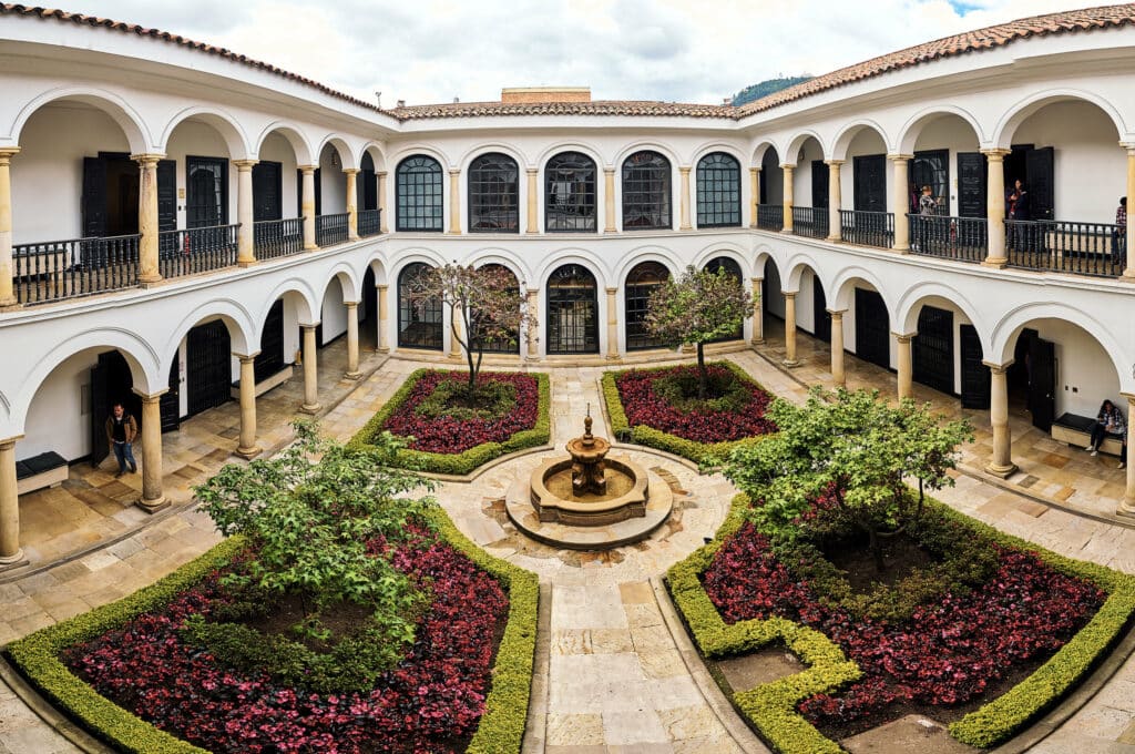 fachada e área comum do Museo Botero que pode se visitado com o seguro viagem Bogotá