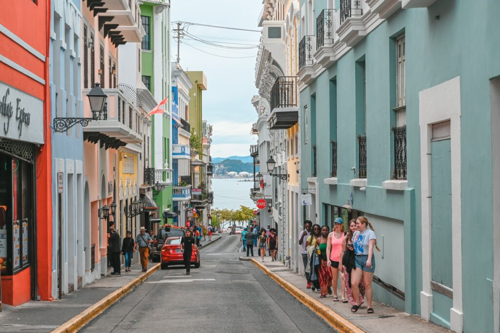 Pessoas em uma rua de Old San Juan, em Porto Rico
