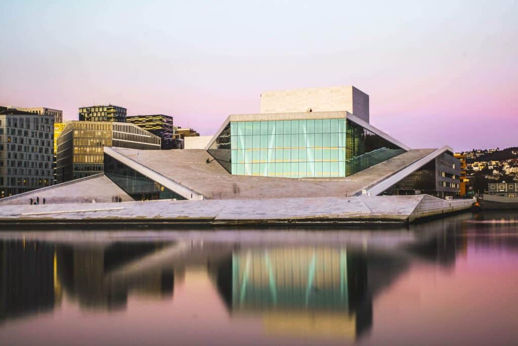 vista da Ópera de Oslo que pode ser visitada com o seguro viagem Oslo