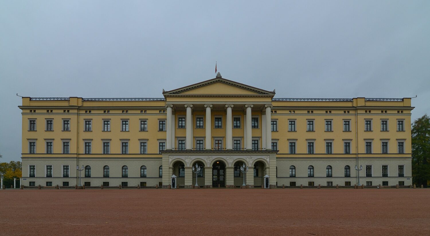 fachada com estátua do Palácio Real de Oslo
