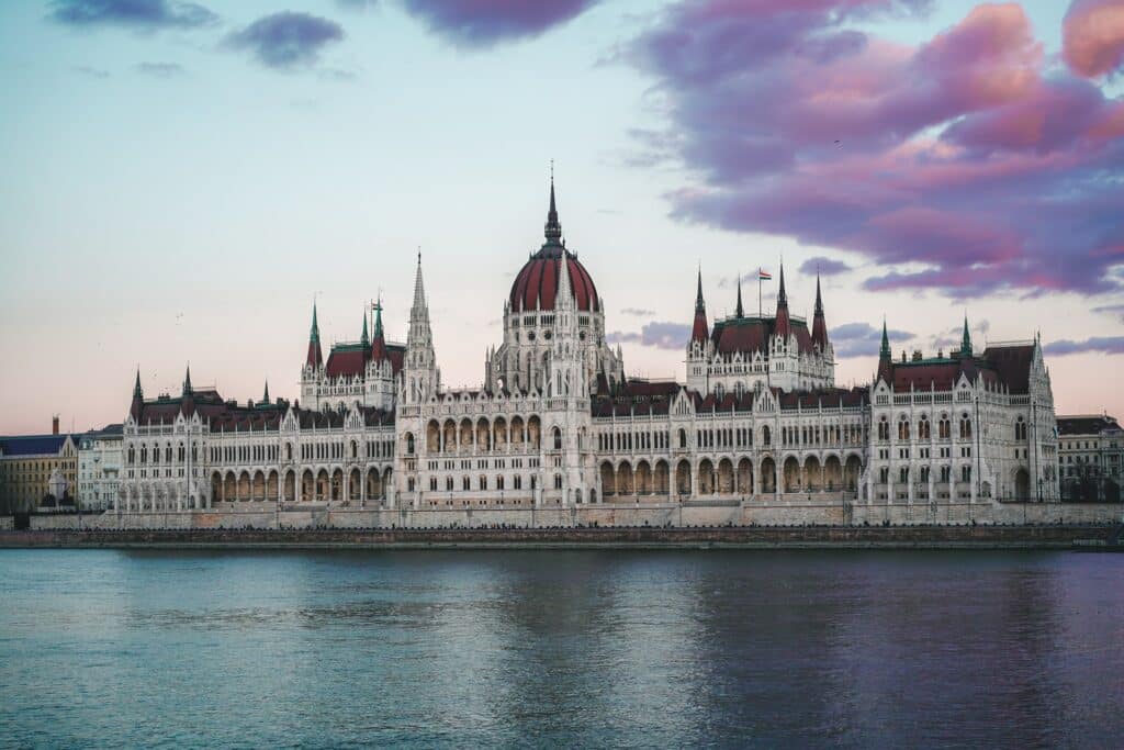 fachada do Parlamento de Budapeste com vista do Rio Danúbio
