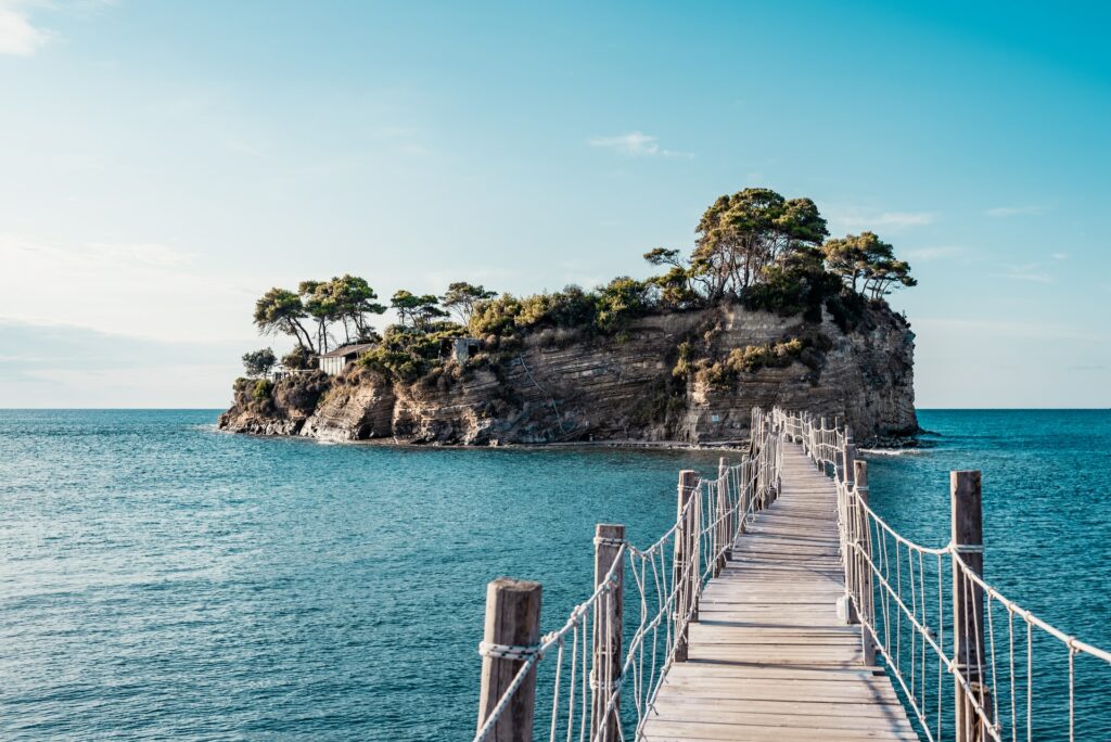 Ponte dando acesso a uma ilha em Zakynthos, na Grécia