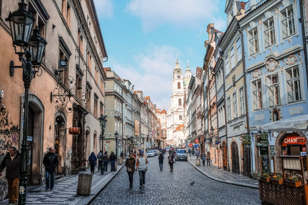 Pessoas andando em uma das ruas de Praga