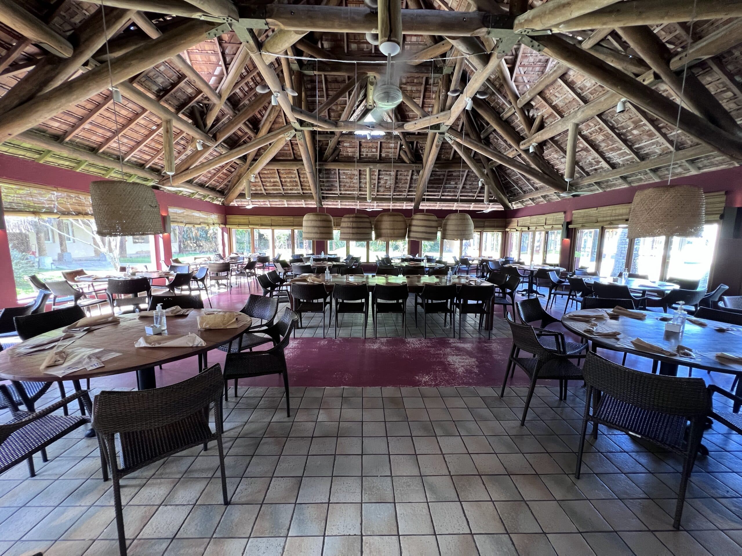 Restaurante Principal do Club Med Trancoso com mesas e área aberta