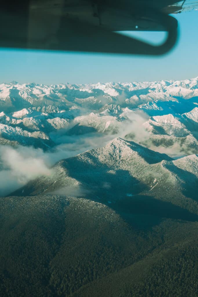 Vista das montanhas com picos cheios de neve na Patagônia Chilena