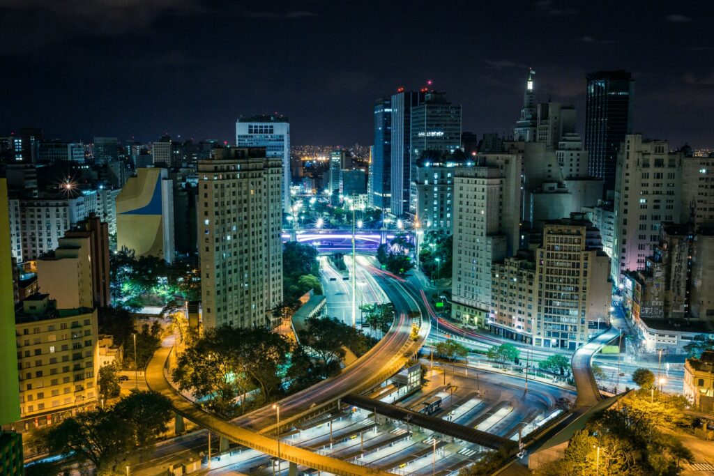 Prédios nos arredores de uma das vias rápidas em São Paulo, o Terminal Bandeira, visto na foto durante a madrugada, em horário de ruas vazias