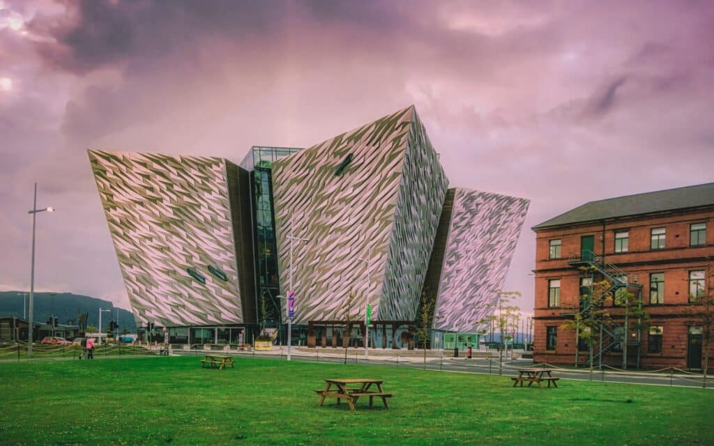 fachada do Titanic Belfast que pode ser visitado com o seguro viagem Irlanda do Norte