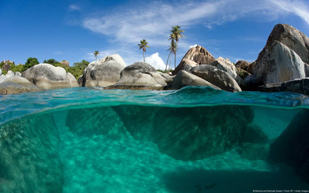 Virgin Gorda, uma foto que mostra a parte debaixo da água verde clara, onde é possível enxergar as rochas que estão também na superfície