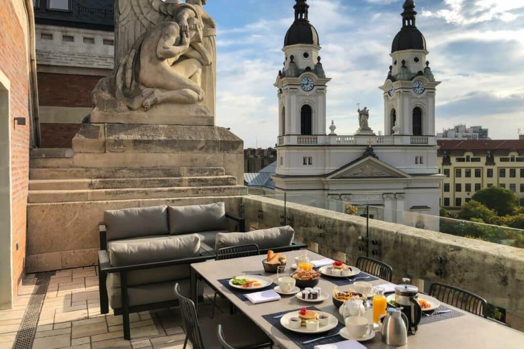 vista de um café da manhã no Kozmo Hotel Suites & Spa em Budapeste