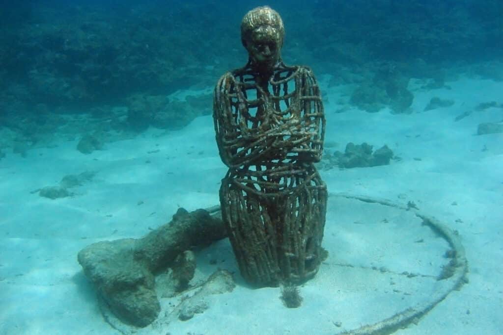 escultura embaixo d'água Sienna que pode ser visitada com o seguro viagem Granada