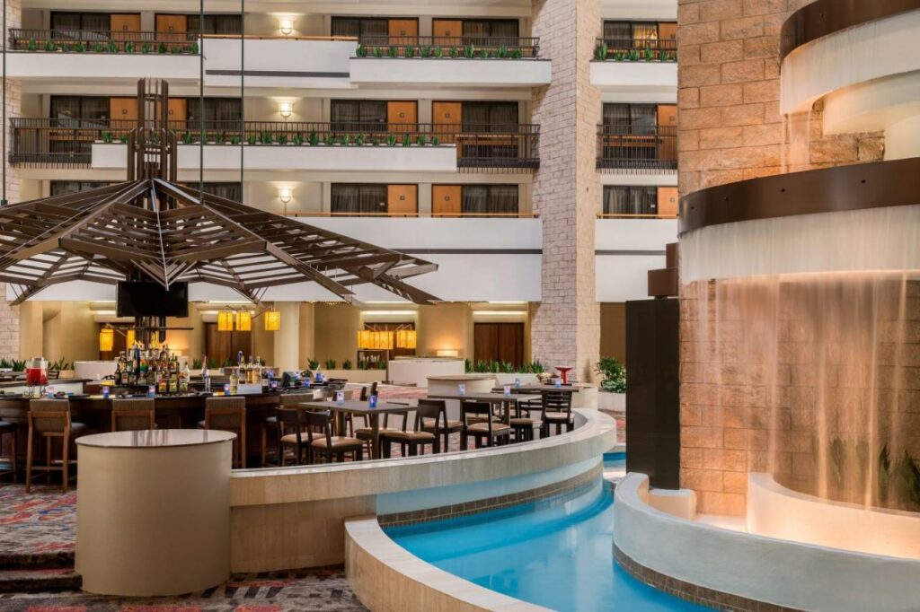 área comum do Embassy Suites by Hilton Orlando International Drive ICON Park um dos hotéis em Orlando
