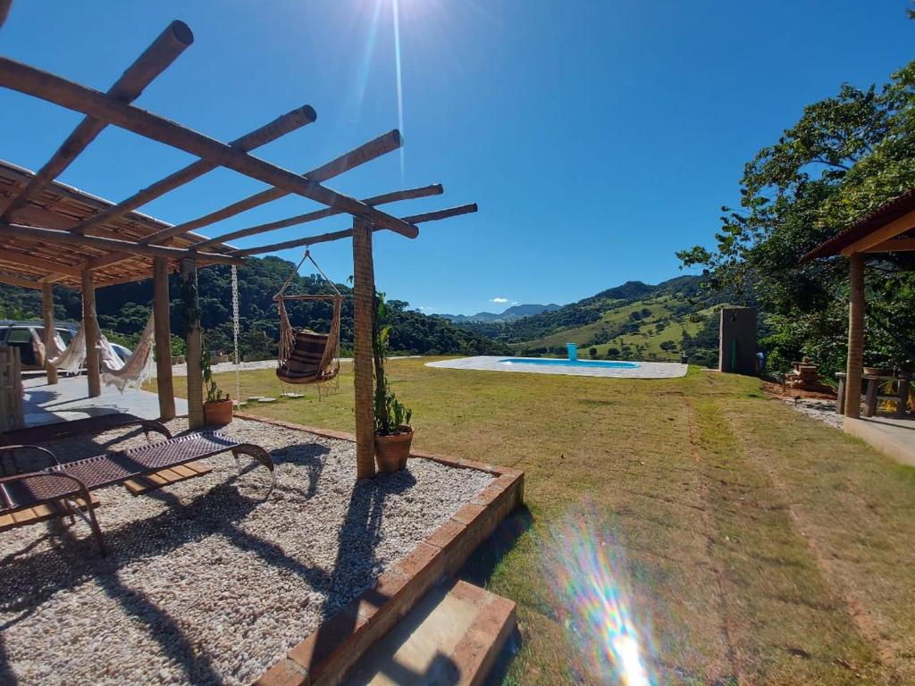 Área externa com redes, piscina e paisagem do Aromas da Terra, um dos airbnb em Gonçalves