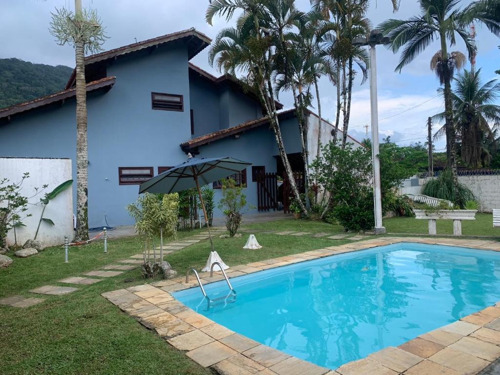 Piscina da Casa agradável com piscina na Praia do Lázaro, local amplo com jardim, guarda-sol e algumas árvores