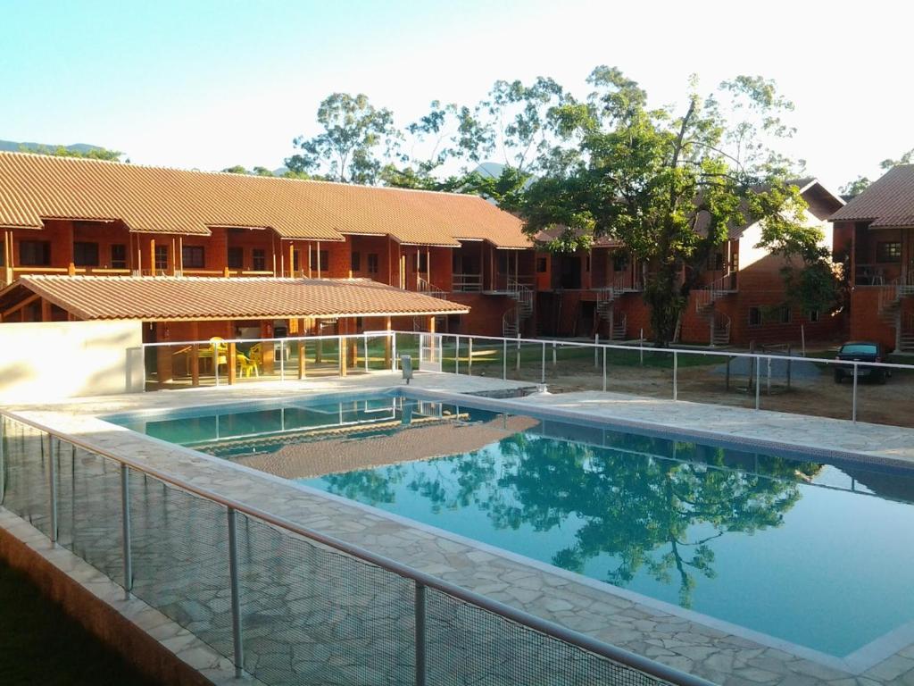 Vista da piscina da Casa De Praia Maranduba, local amplo e com as casas ao redor formando o condomínio, para representar airbnb em Ubatuba