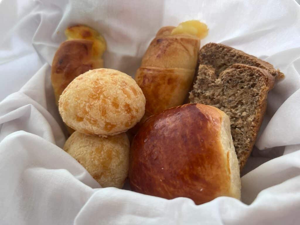 Cesta de pãezinhos e pão de queijo no café da manhã do Hotel Boutique Casa de St. Antônio