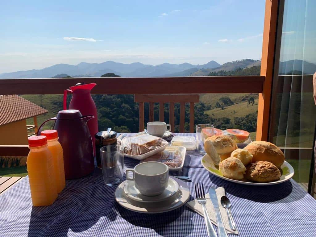 Mesa com o café da manhã de um dos Chalés Terras Altas, com vista para as montanhas