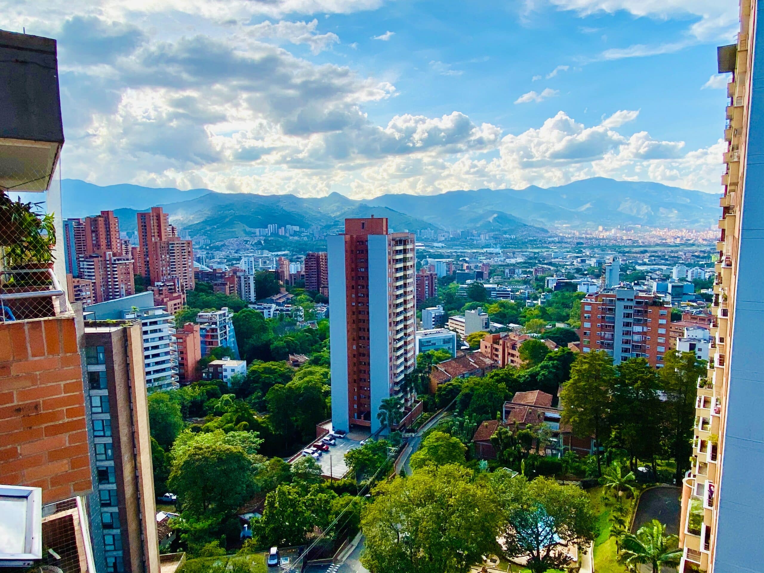 Vista dos prédios e casas em Medellín, Antioquia, Colômbia - Representa seguro viagem Medellín