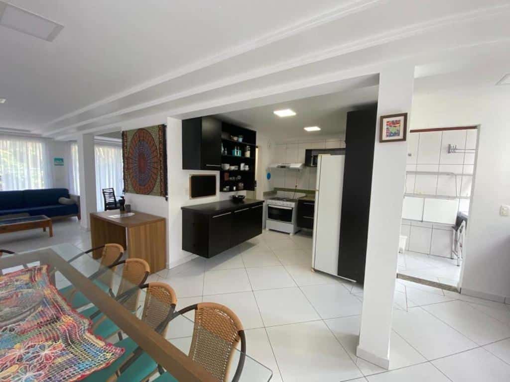 Cozinha, sala e lavanderia na Casa Pé na Areia em Ubatuba – Alto Padrão a 30m da Praia para representar airbnb em Ubatuba