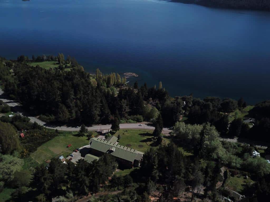 Vista aérea do Gran Hotel Panamericano, na Avenida Exequiel Bustillo, em Bariloche