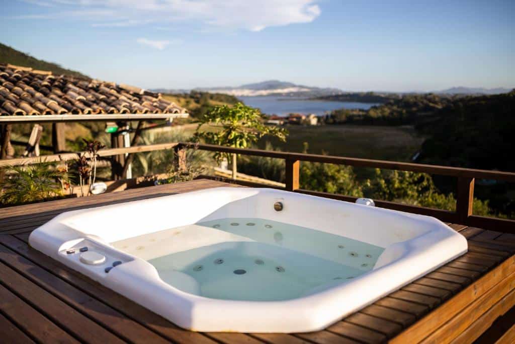 Vista da jacuzzi na  Ibiraquera Guest House Villa com piscina e jacuzzi na Praia do Rosa.
