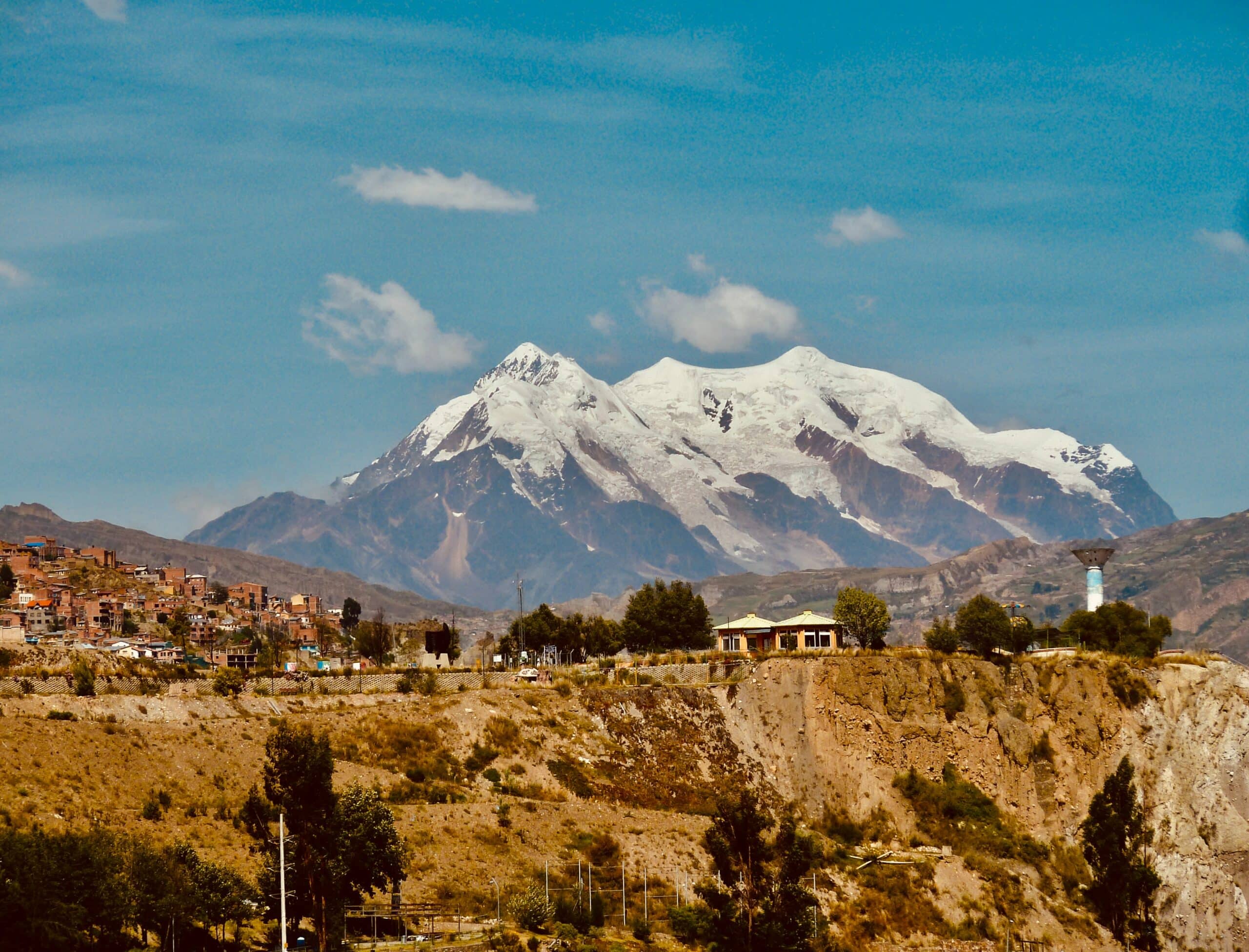 Vista da Montanha Illimani de 6438 metros na capital de La Paz, Bolívia, em um dia ensolarado de céu azul.