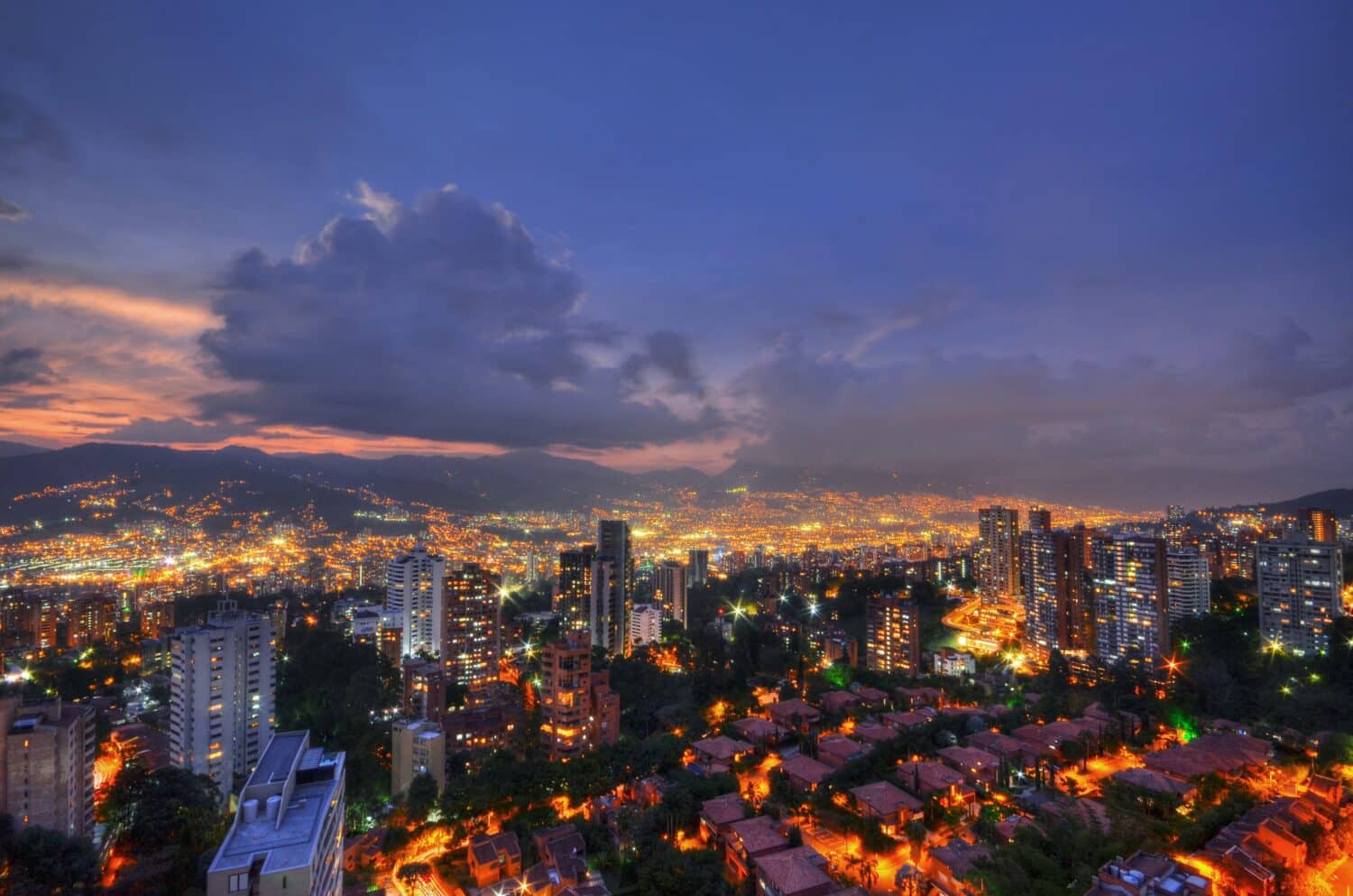 vista aérea da cidade de medellín na colômbia em um entardecer