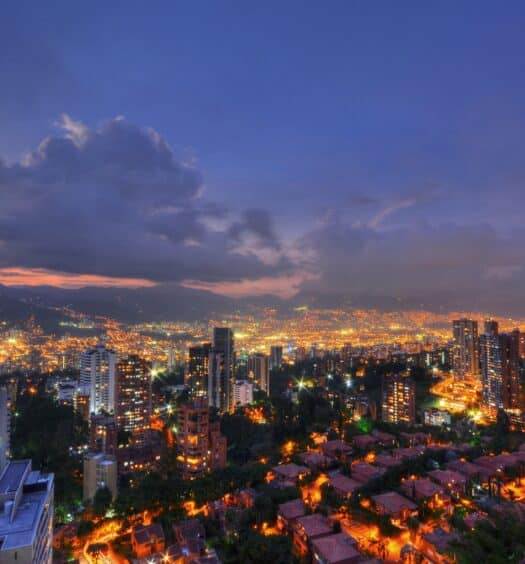 vista aérea da cidade de medellín na colômbia em um entardecer