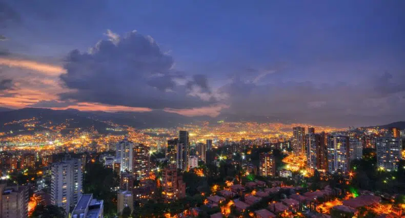 vista aérea da cidade de medellín na colômbia em um entardecer