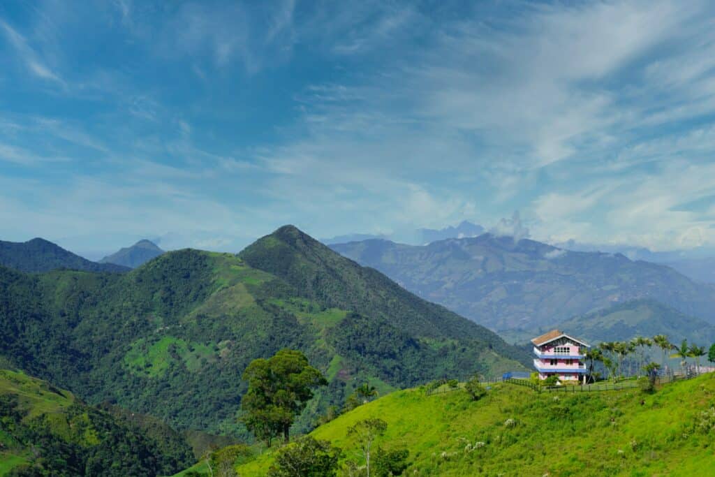 Vista de montanha e casa em San Antonio de Prado, Medellín, Antioquia, Colômbia - Representa seguro Medellín