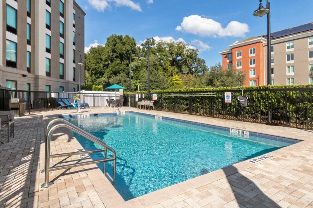 piscina do Hampton Inn & Suites Orlando-Apopka um dos hotéis baratos em Orlando