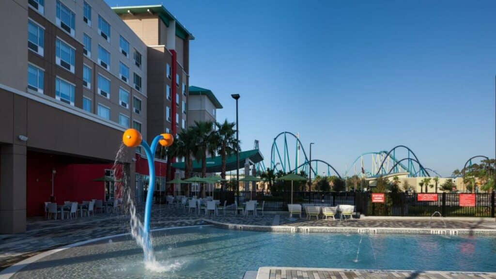 piscina do Holiday Inn Express & Suites - Orlando At Seaworld, an IHG Hotel um dos hotéis baratos em Orlando