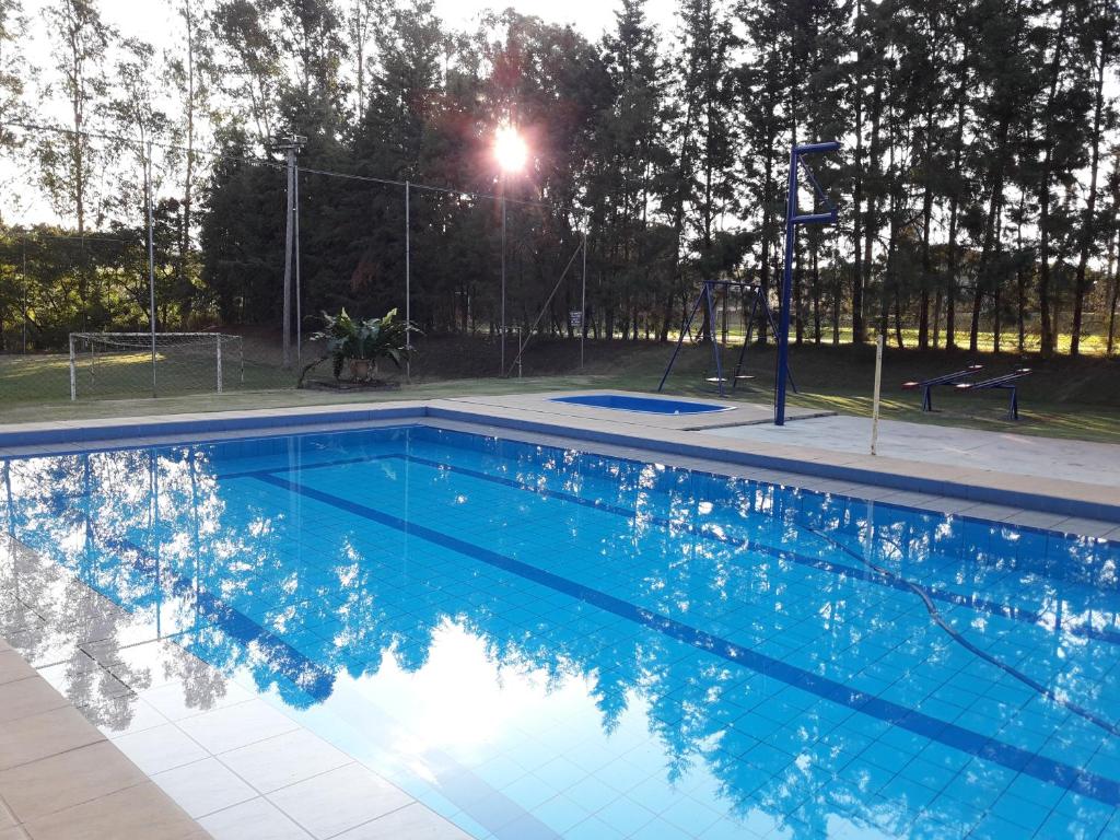 piscina retangular da Pousada DuBaldo em Holambra