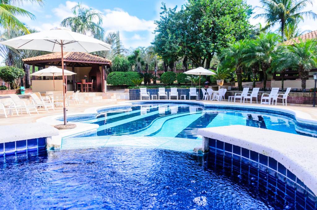 piscina do Villa de Holanda Parque Hotel um hotel em Holambra