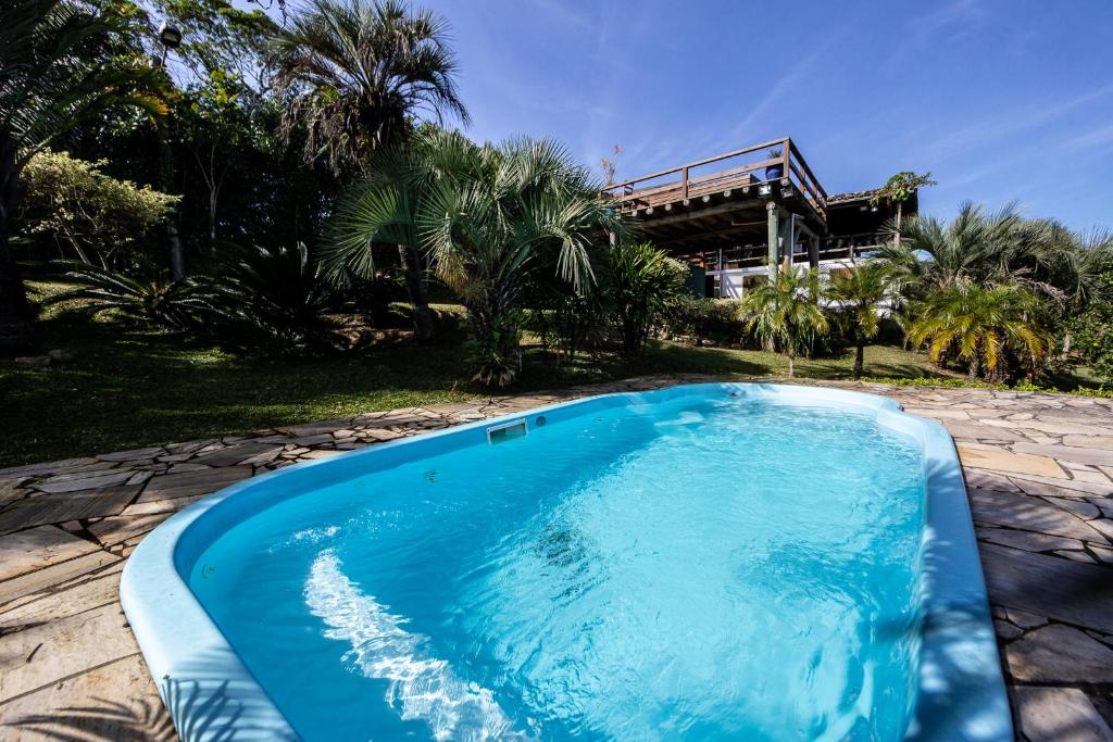 Vista da piscina da Ibiraquera Guest House Villa com piscina e jacuzzi na Praia do Rosa.