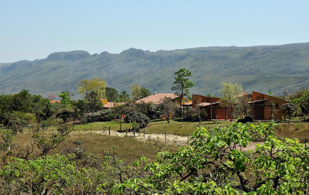 vista da Pousada Encantos do Cerrado com montanhas ao fundo e um céu azul