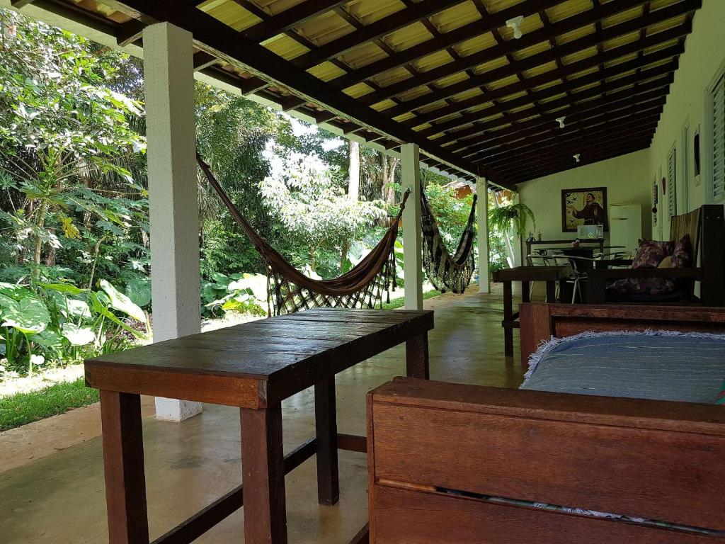 varanda da Pousada Luz do Jamacá com redes penduradas e sofás espalhados