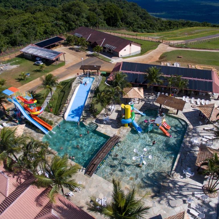 parque aquático da Pousada Penhasco com vista aérea das piscinas na Chapada dos Guimarães