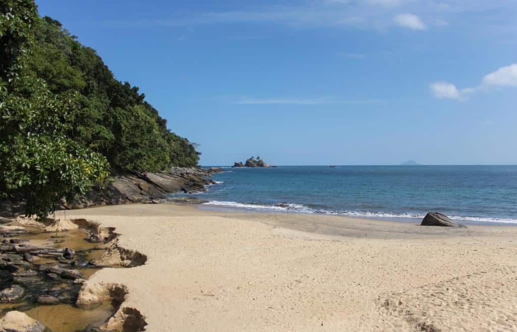 Praia de Toque-Toque Pequeno, uma extensa faixa de areia, muitas pedras junto ao mar calmo