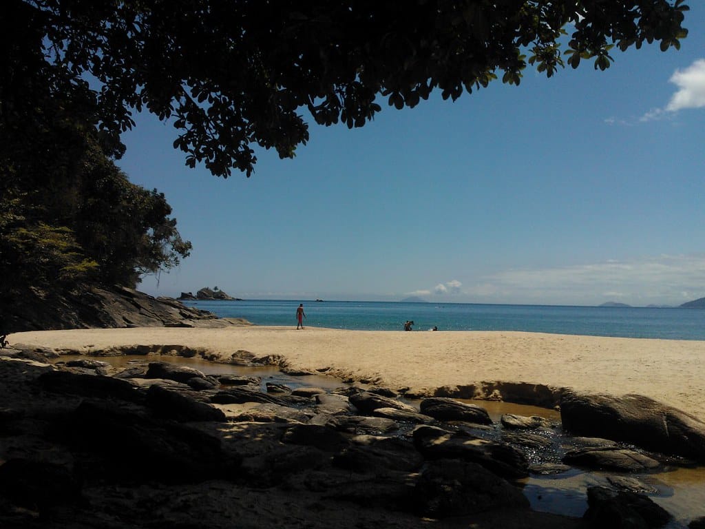 Vista da praia Toque-Toque pequeno, em São Sebastião.