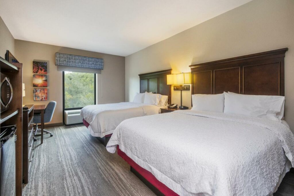 quarto do Hampton Inn & Suites Orlando-Apopka um dos hotéis baratos em Orlando