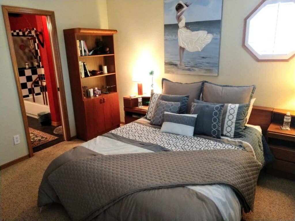 quarto com cama ampla do Lakefront Suites em Orlando