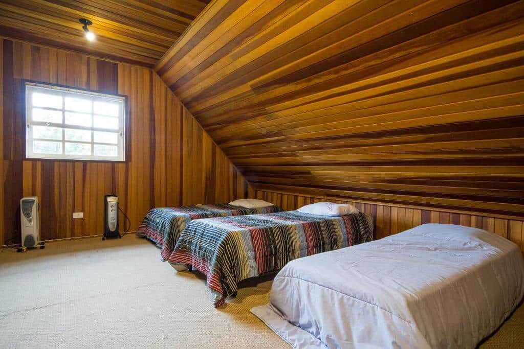 Quarto na casa 4 quartos em condominio e internet excelente, uma janela, três camas de solteiro, local inteiro em madeira, para representar airbnb em Campos do Jordão