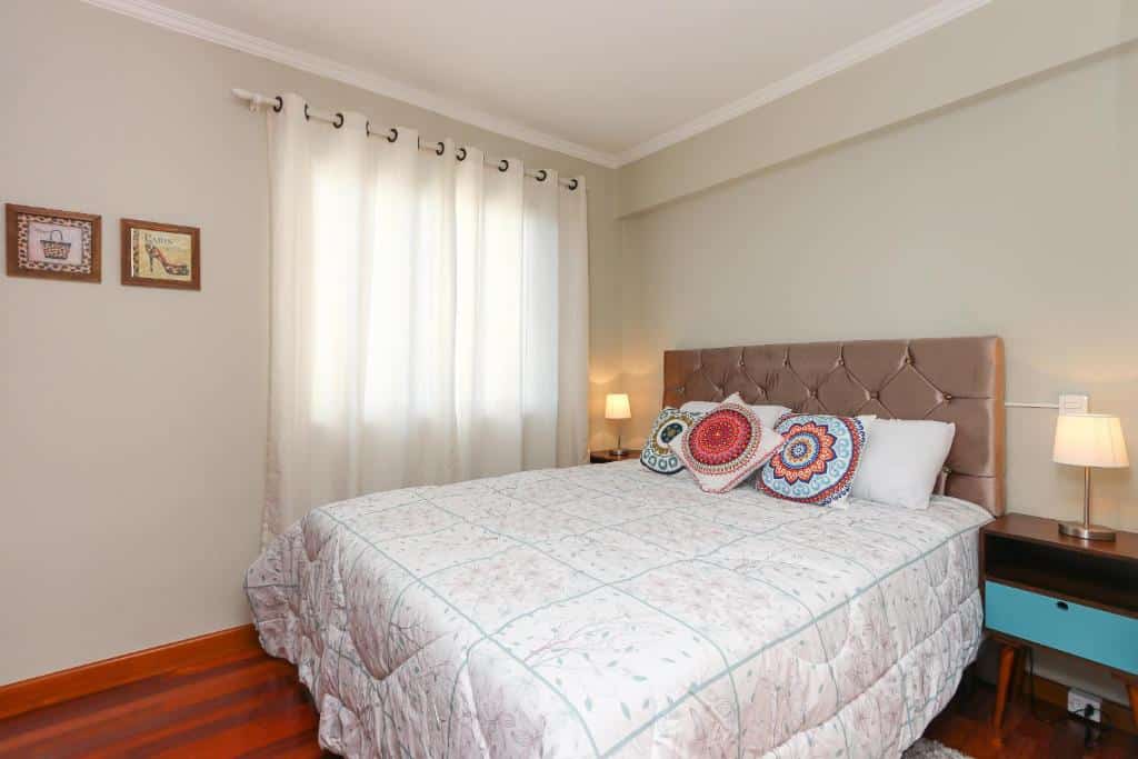 Cama do quarto do Lindo Apartamento, um dos airbnb em Curitiba