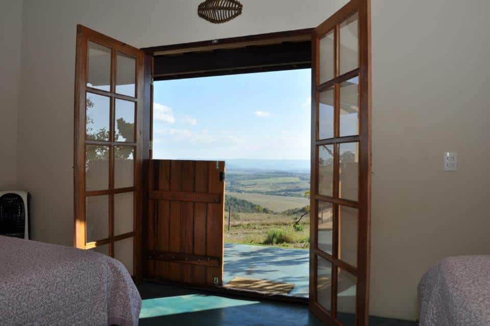 janela aberta do quarto com vista para a serra da canastra na pousada encantos do cerrado