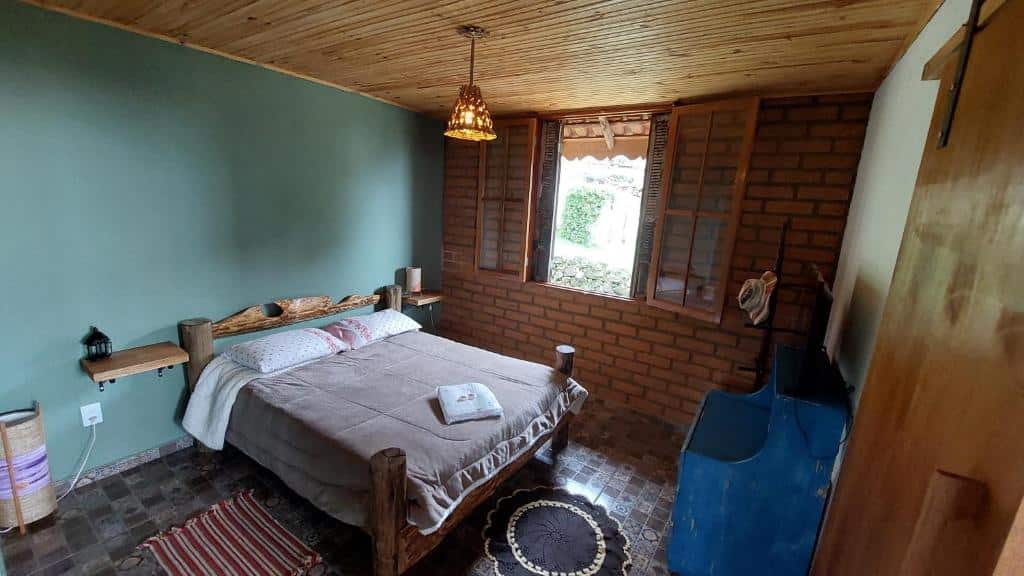 Vista do quarto Chalé Refugio da Pedra
com cama.