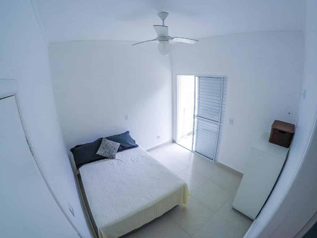 Um quarto no Residencial Maia, uma cama de casal, uma varanda, um armário, para representar airbnb em Ubatuba