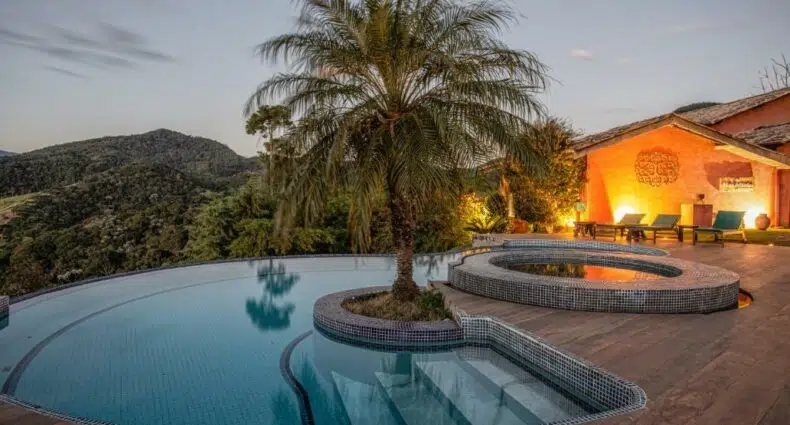 Vista da piscina e área externa da Quinta dos Pinhais Pouso e Charme
